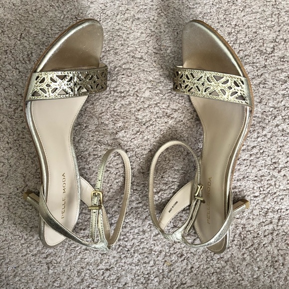 NWT Pelle Moda Otis Heels in Gold - Picture 6 of 7